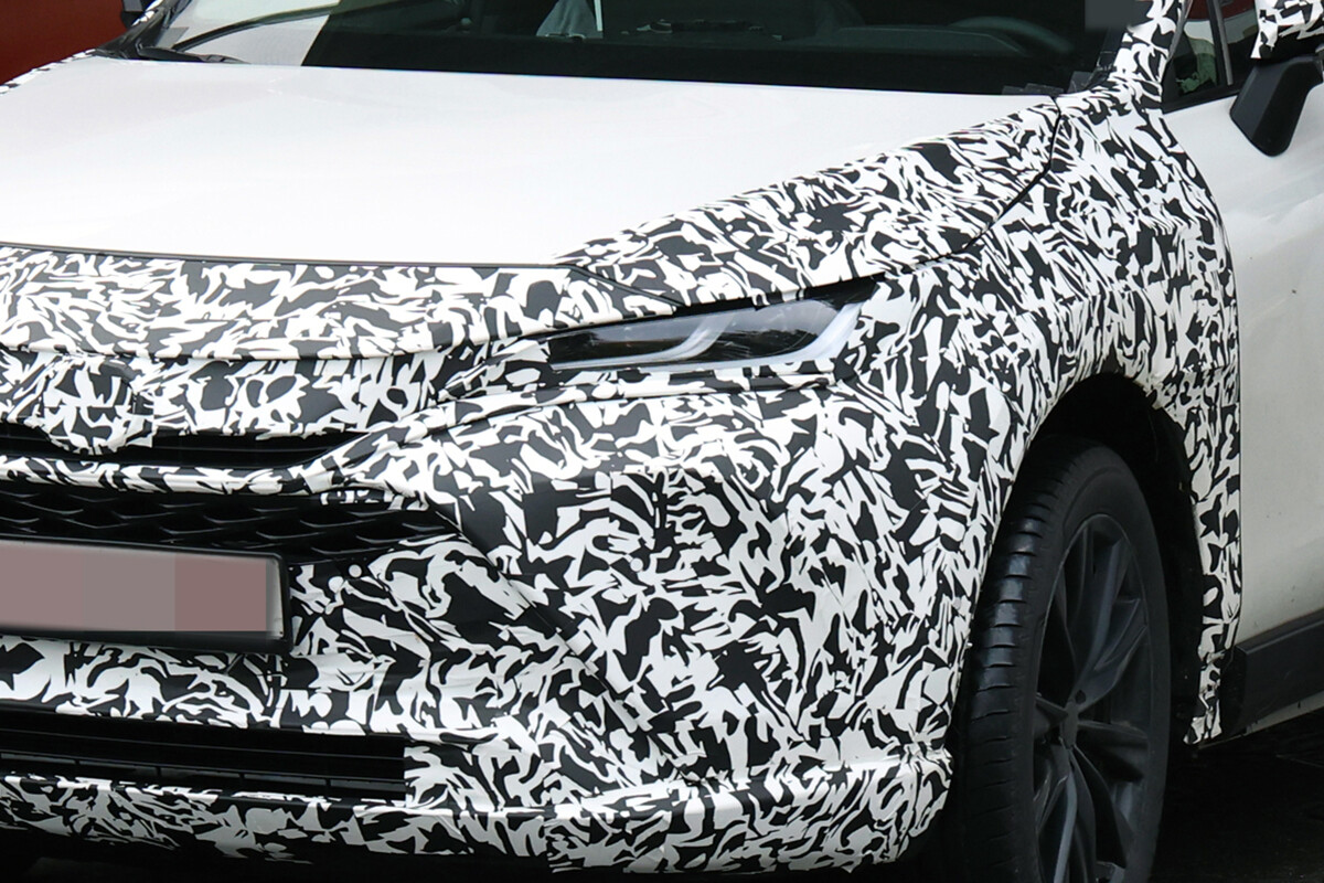 【スクープ】トヨタ次期？「ハリアー」ついに姿を現す！ 新開発1.5L直4ターボ搭載で燃費も走りも刷新か