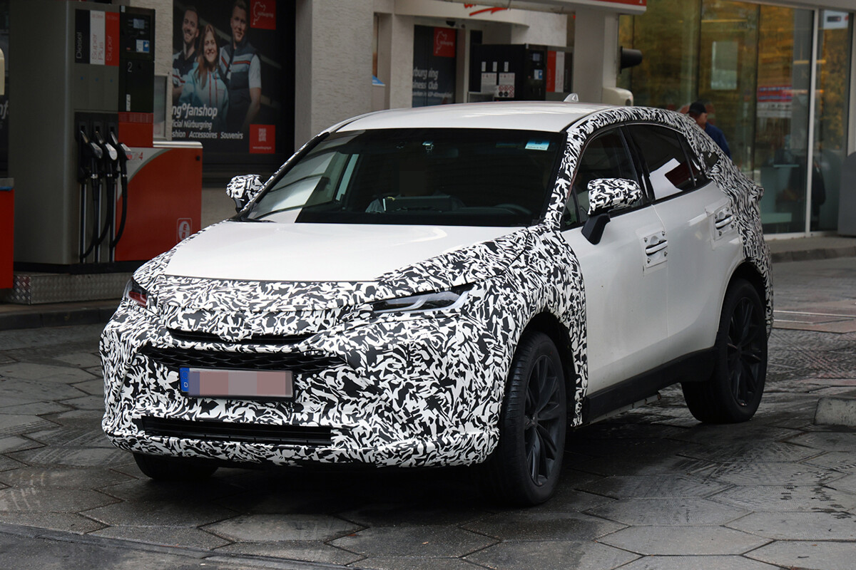 【スクープ】トヨタ次期？「ハリアー」ついに姿を現す！ 新開発1.5L直4ターボ搭載で燃費も走りも刷新か