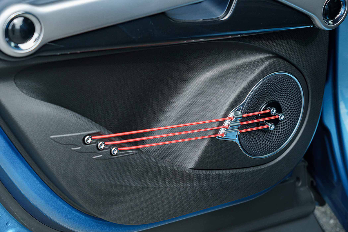 スズキ初のBEV「eビターラ」のライバルは？ 価格と航続距離の近い2台と比べてみたら、4WDの有無が大きかった