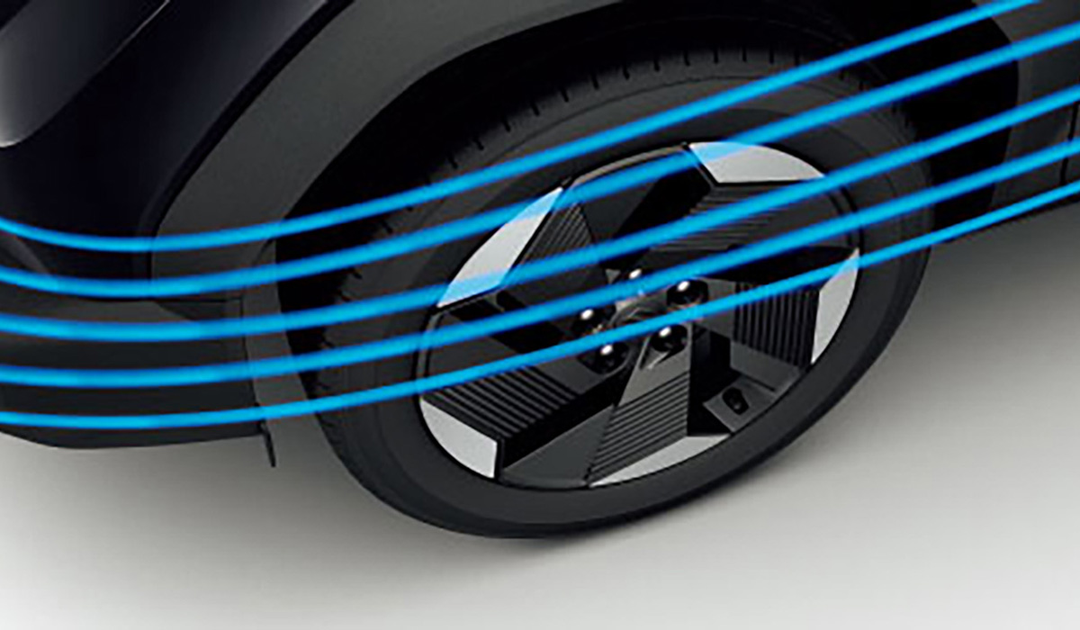 スズキ初のBEV「eビターラ」のライバルは？ 価格と航続距離の近い2台と比べてみたら、4WDの有無が大きかった