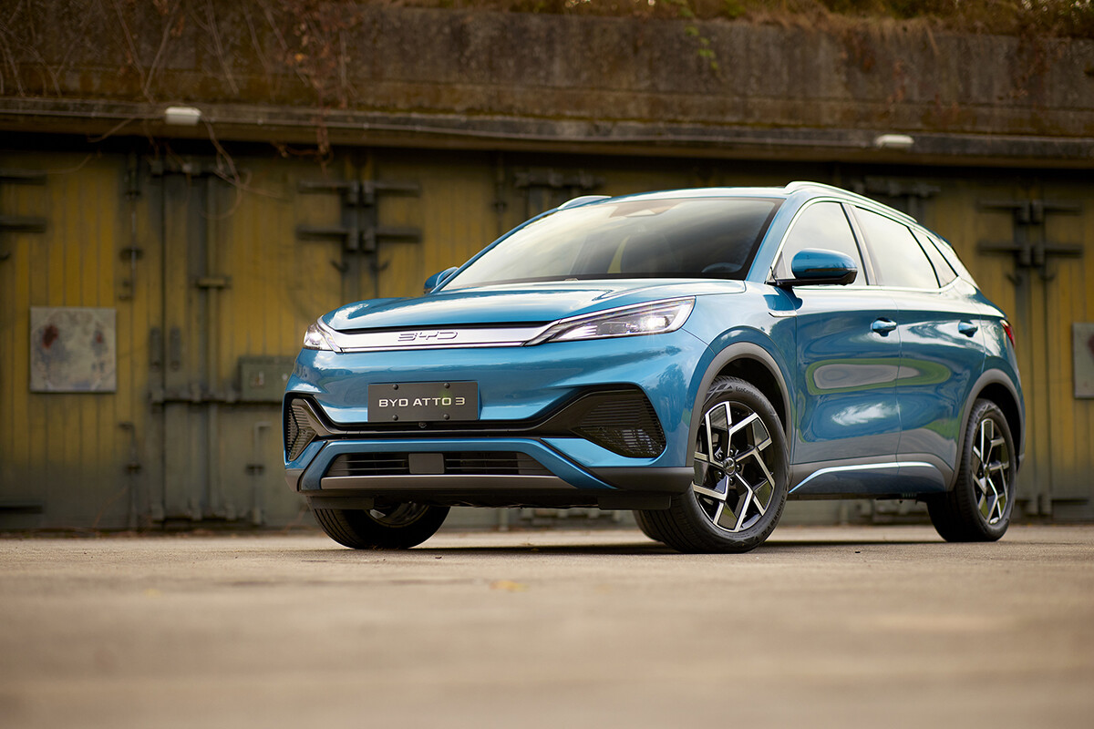 スズキ初のBEV「eビターラ」のライバルは？ 価格と航続距離の近い2台と比べてみたら、4WDの有無が大きかった