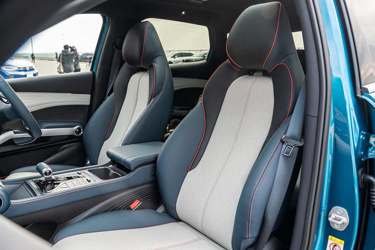 スズキ初のBEV「eビターラ」のライバルは？ 価格と航続距離の近い2台と比べてみたら、4WDの有無が大きかった