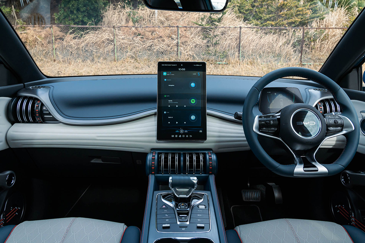 スズキ初のBEV「eビターラ」のライバルは？ 価格と航続距離の近い2台と比べてみたら、4WDの有無が大きかった