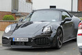 派手さを封印したターボ？ ポルシェ「911ターボ ツーリング カブリオレ」のプロトタイプを捕捉。新型ハイブリッド採用か