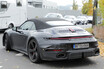 派手さを封印したターボ？ ポルシェ「911ターボ ツーリング カブリオレ」のプロトタイプを捕捉。新型ハイブリッド採用か