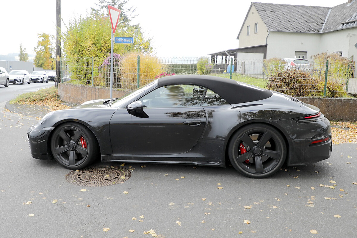 派手さを封印したターボ？ ポルシェ「911ターボ ツーリング カブリオレ」のプロトタイプを捕捉。新型ハイブリッド採用か