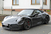 派手さを封印したターボ？ ポルシェ「911ターボ ツーリング カブリオレ」のプロトタイプを捕捉。新型ハイブリッド採用か