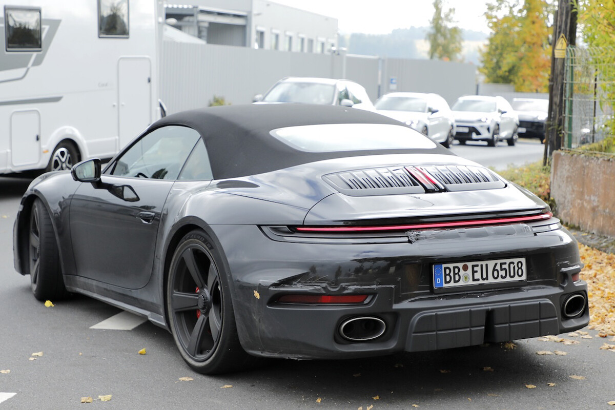 派手さを封印したターボ？ ポルシェ「911ターボ ツーリング カブリオレ」のプロトタイプを捕捉。新型ハイブリッド採用か
