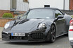 派手さを封印したターボ？ ポルシェ「911ターボ ツーリング カブリオレ」のプロトタイプを捕捉。新型ハイブリッド採用か