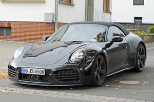 派手さを封印したターボ？ ポルシェ「911ターボ ツーリング カブリオレ」のプロトタイプを捕捉。新型ハイブリッド採用か