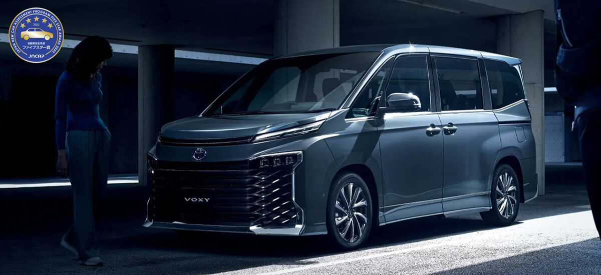 【マイチェン情報】新「ヴォクシー」9月発売。顔つき変更＆装備も燃費が大幅向上で価格はやや上昇。「ノア」も改良へ