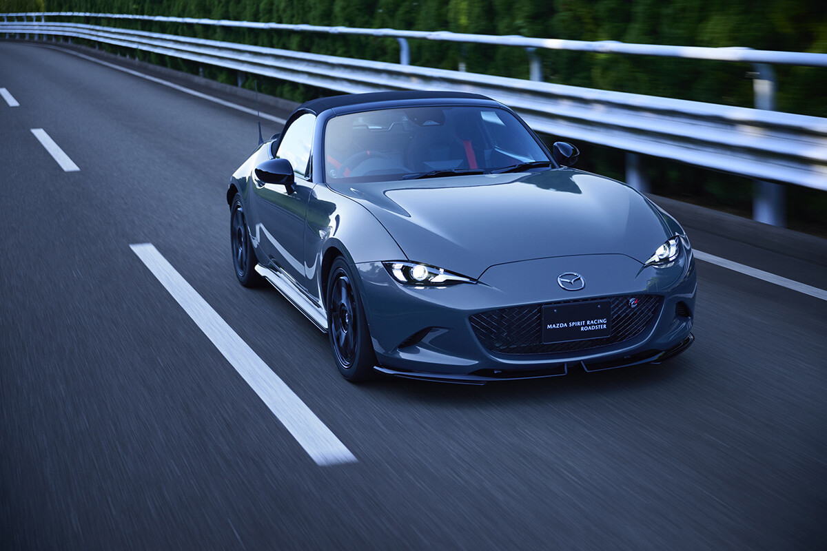 【1時間で2200台売れた!?】匠が味つけした2.0Lエンジン搭載の「マツダ・スピリット・レーシング」謹製「ロードスター」の存在感