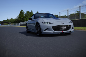 【1時間で2200台売れた!?】匠が味つけした2.0Lエンジン搭載の「マツダ・スピリット・レーシング」謹製「ロードスター」の存在感