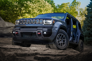 【まさに“BEV版ラングラー”】ジープ新型「リコン」登場。ドアも屋根も外せる650psの“本格電動オフローダー”が2026年デビューへ