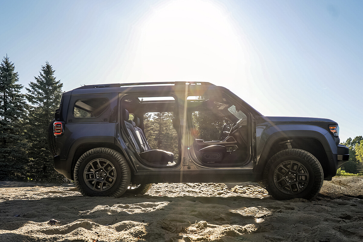 【まさに“BEV版ラングラー”】ジープ新型「リコン」登場。ドアも屋根も外せる650psの“本格電動オフローダー”が2026年デビューへ