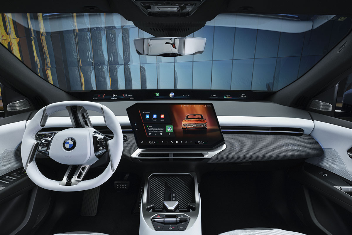 世界初公開された新型「iX3」にネットの反応は？ 航続可能距離800kmに驚きの声も「奇抜すぎ」なデザインに賛否両論