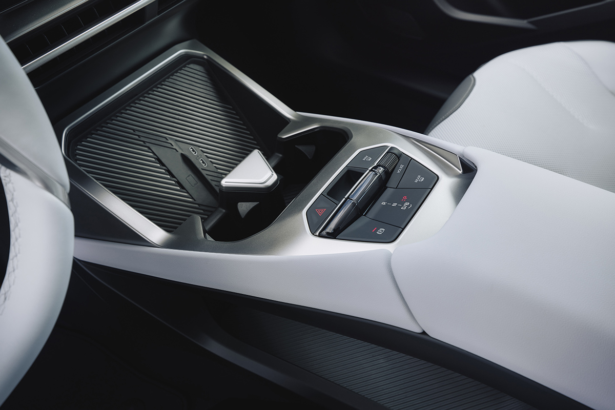 世界初公開された新型「iX3」にネットの反応は？ 航続可能距離800kmに驚きの声も「奇抜すぎ」なデザインに賛否両論