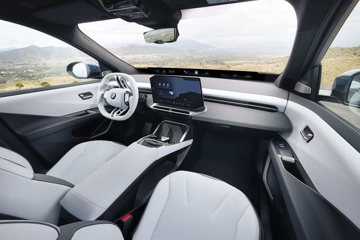 世界初公開された新型「iX3」にネットの反応は？ 航続可能距離800kmに驚きの声も「奇抜すぎ」なデザインに賛否両論