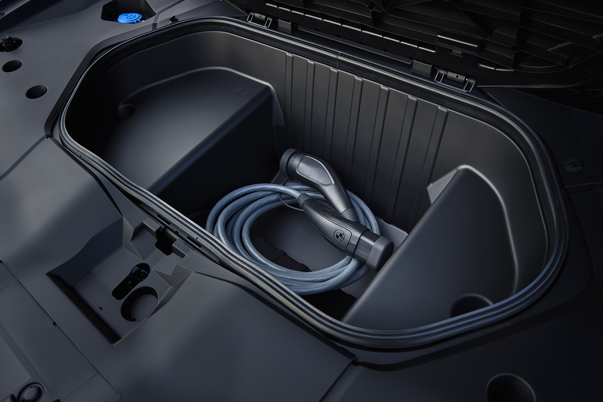 世界初公開された新型「iX3」にネットの反応は？ 航続可能距離800kmに驚きの声も「奇抜すぎ」なデザインに賛否両論