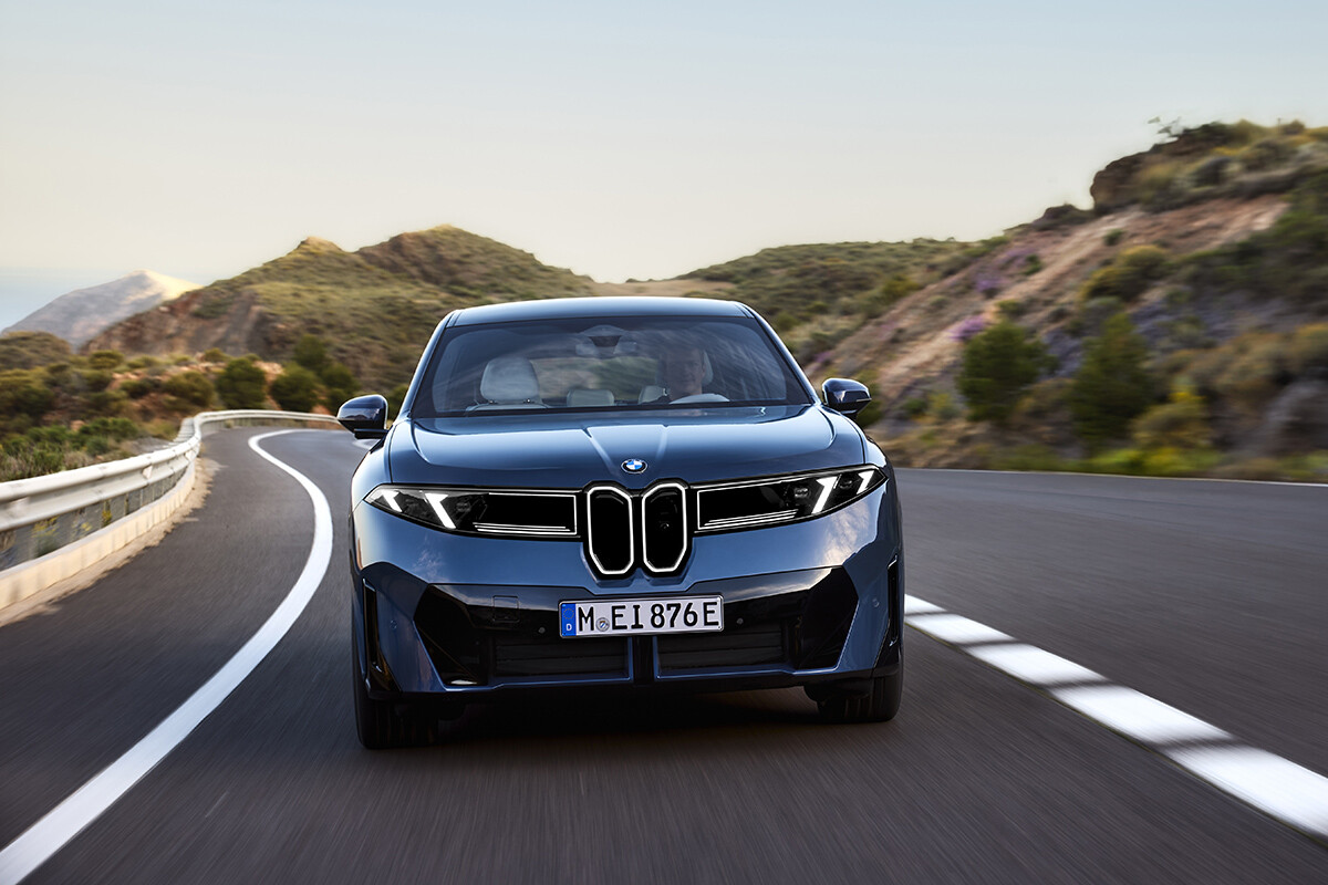 世界初公開された新型「iX3」にネットの反応は？ 航続可能距離800kmに驚きの声も「奇抜すぎ」なデザインに賛否両論