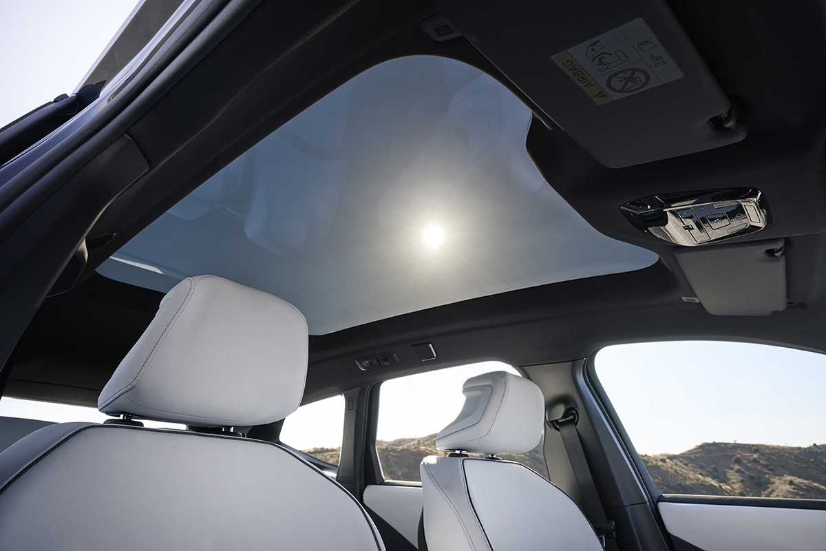 世界初公開された新型「iX3」にネットの反応は？ 航続可能距離800kmに驚きの声も「奇抜すぎ」なデザインに賛否両論