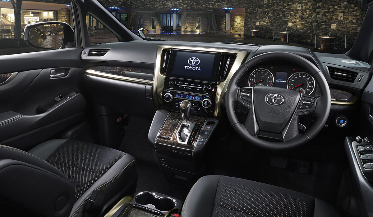 【お買い得】“総額350万円以下”で手に入る先代「アルファード」！ 広さも快適性もまだまだ現役トップ級