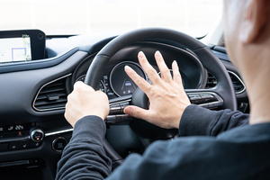 【注意】それ実は違反かも…クラクションの正しい使用ルールとは。「法律」と「実態」が乖離するケースはほかにも多数