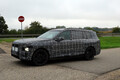 BMW「iX7」開発車両をキャッチ。新世代バッテリーと800Vシステムを搭載するフル電動巨体SUVの発売は2027年か
