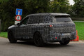 BMW「iX7」開発車両をキャッチ。新世代バッテリーと800Vシステムを搭載するフル電動巨体SUVの発売は2027年か