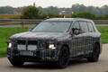 BMW「iX7」開発車両をキャッチ。新世代バッテリーと800Vシステムを搭載するフル電動巨体SUVの発売は2027年か