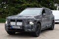 BMW「iX7」開発車両をキャッチ。新世代バッテリーと800Vシステムを搭載するフル電動巨体SUVの発売は2027年か