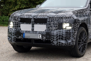 BMW「iX7」開発車両をキャッチ。新世代バッテリーと800Vシステムを搭載するフル電動巨体SUVの発売は2027年か