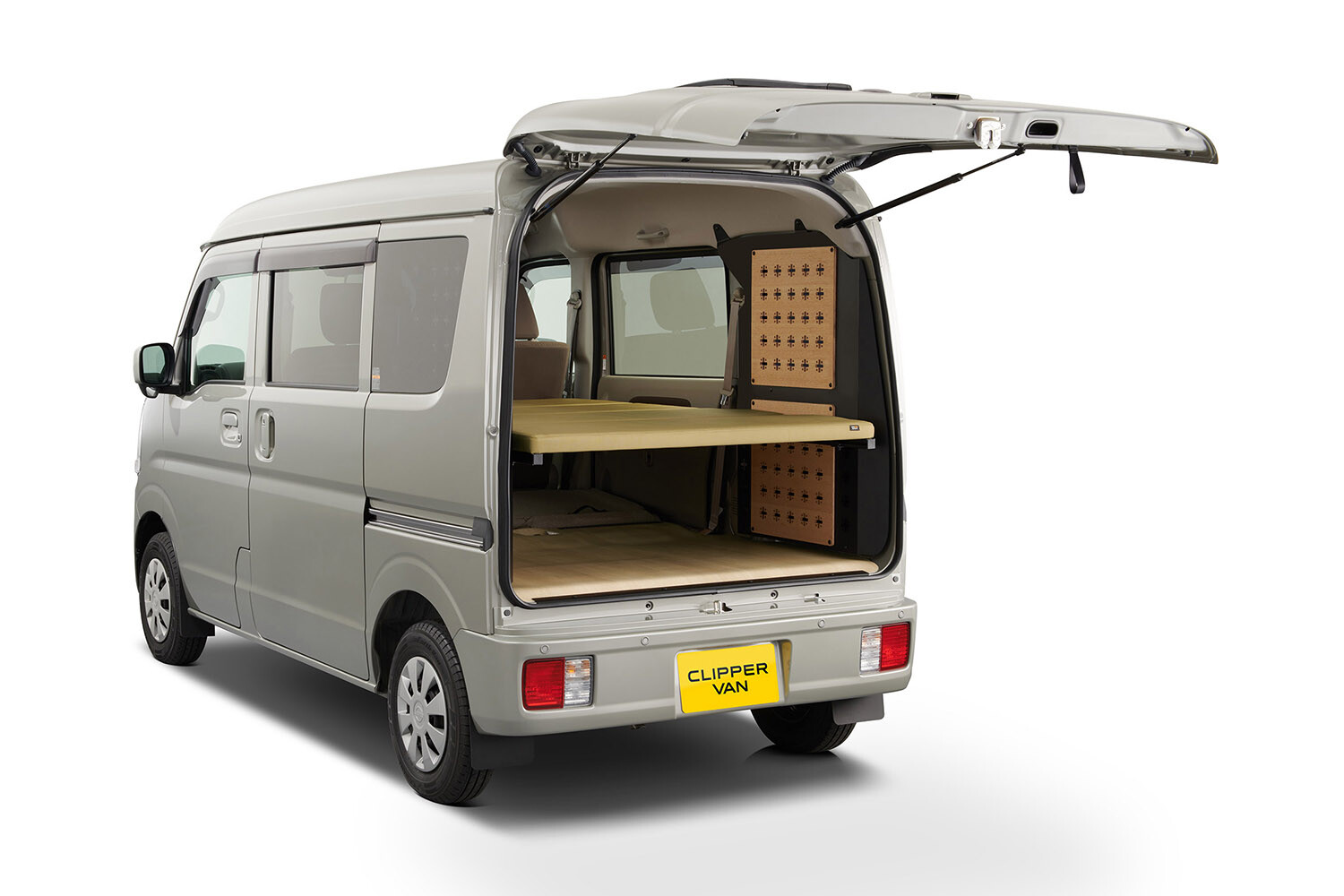 【公式がやるとここまで違う】日産「クリッパーバン マルチラック」新登場！ 純正ラック×ベッド完備の“車中泊できる軽バン”が自由すぎる