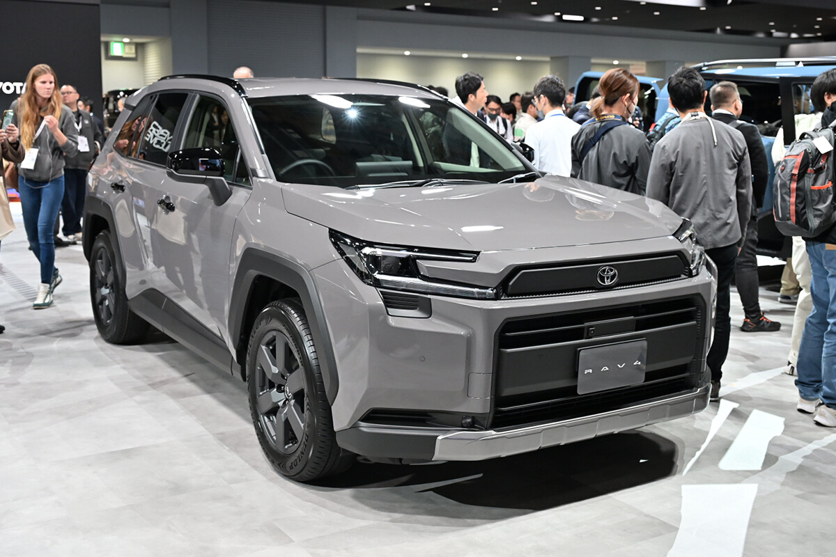 新型「RAV4」の実車を前に「デザインを見て購入を決意」したという声も。検討ユーザーが気になっているのはどんな点？