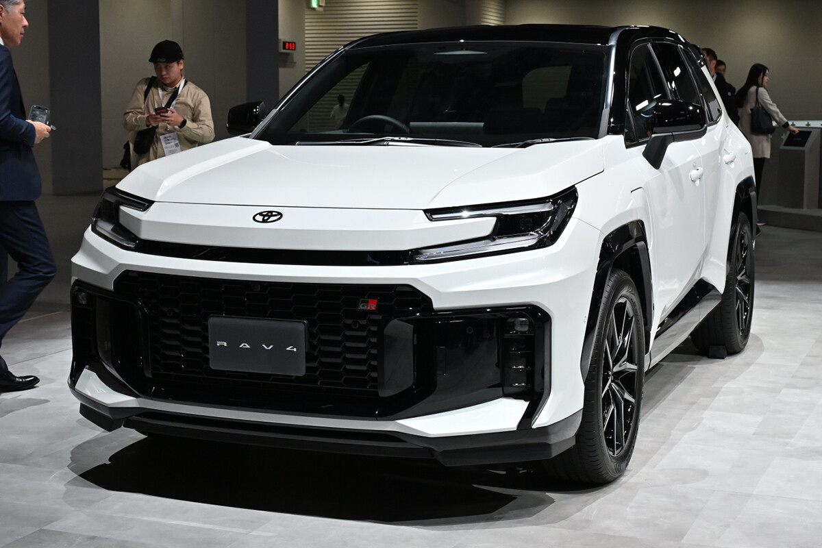 新型「RAV4」の実車を前に「デザインを見て購入を決意」したという声も。検討ユーザーが気になっているのはどんな点？