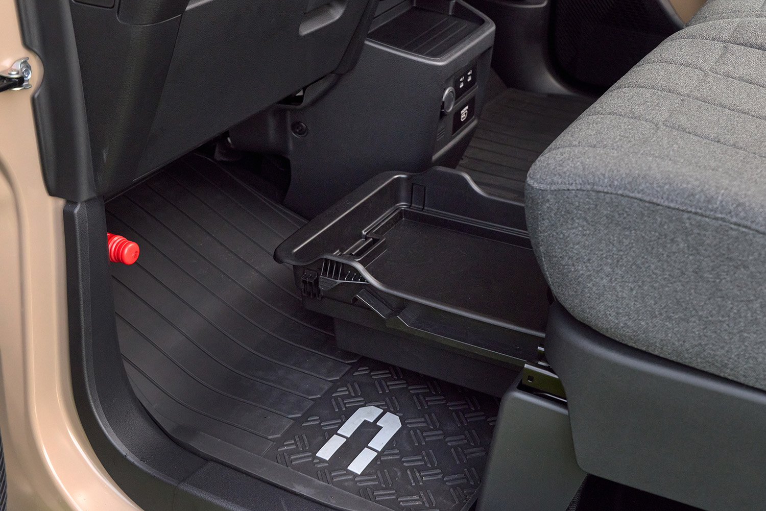 新型「デリカミニ」ついに価格＆発売日判明。話題の“デリマルパッケージ”は12.3インチディスプレイを標準搭載…その盛り沢山の装備とは？