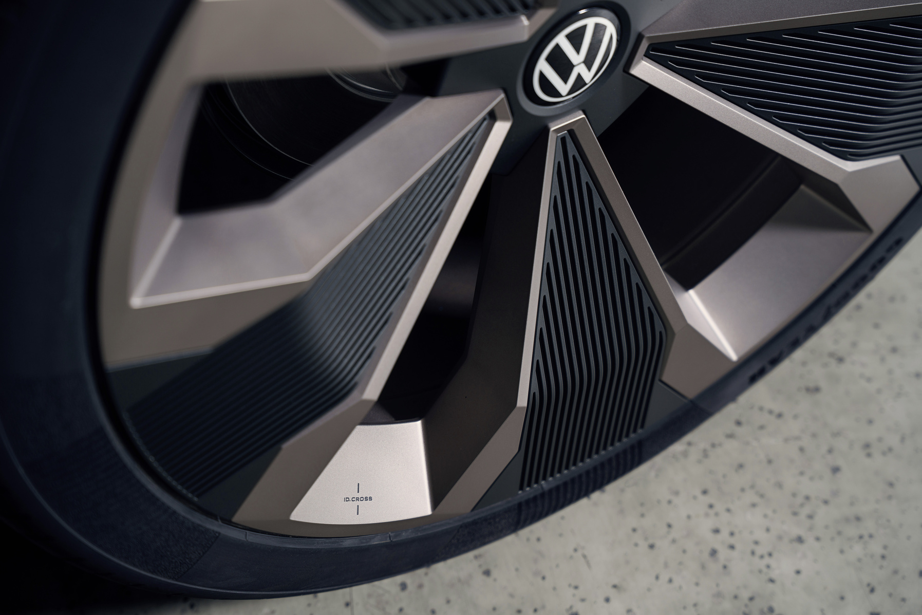 【世界初公開】VW新型「ID.クロスコンセプト」発表。航続420km＆実用性に優れたコンパクト次世代SUVは2026年量産予定