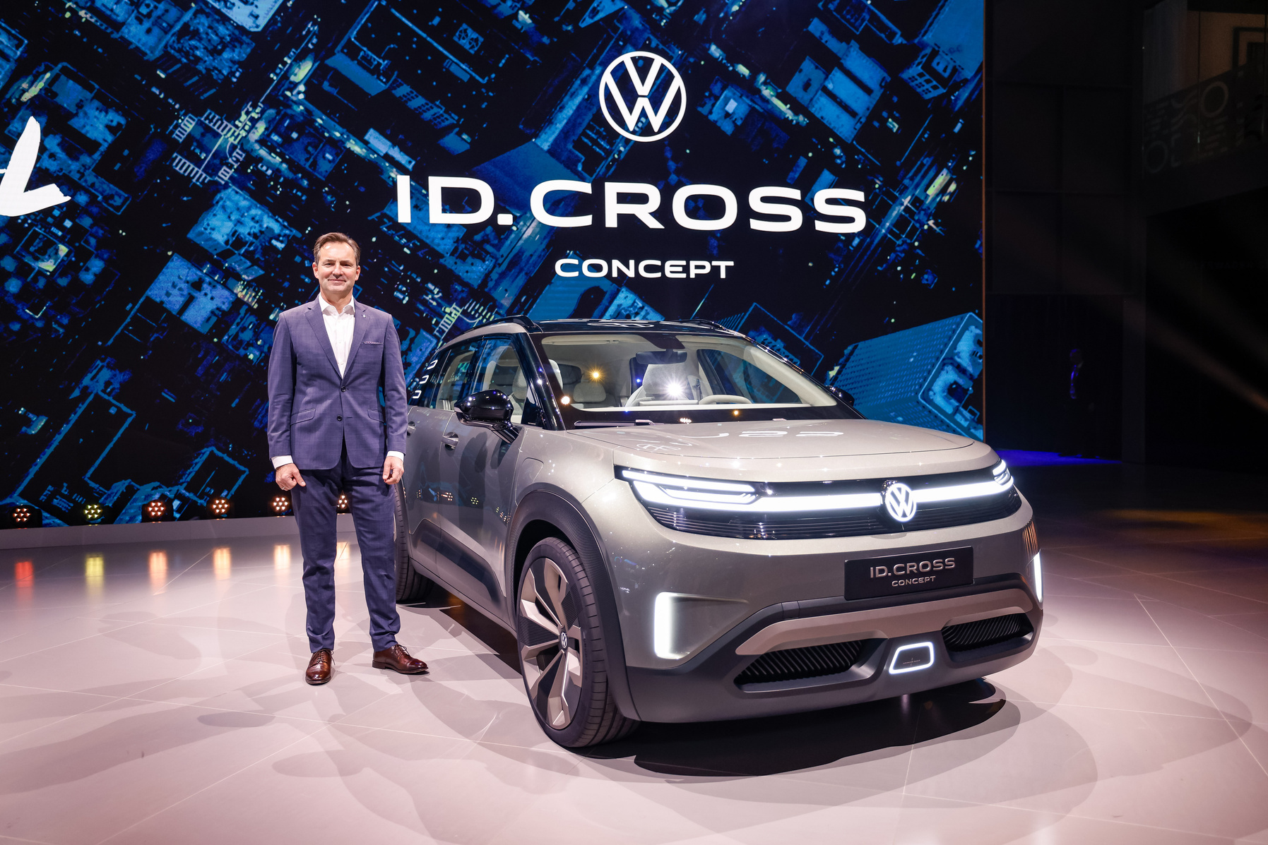 【世界初公開】VW新型「ID.クロスコンセプト」発表。航続420km＆実用性に優れたコンパクト次世代SUVは2026年量産予定