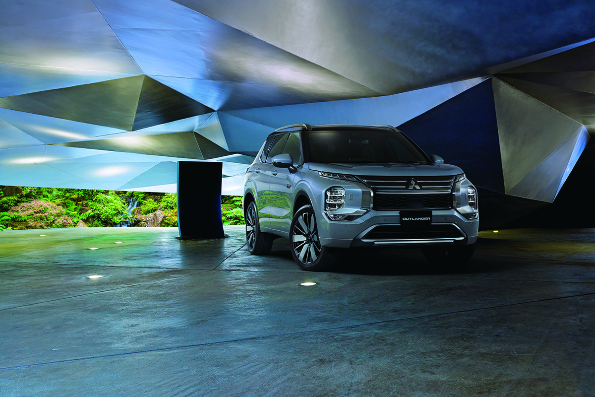 【内装の質感アップ】三菱「アウトランダーPHEV」が一部改良。センターコンソールを刷新＆安全機能を強化…価格は529万4300<span class=