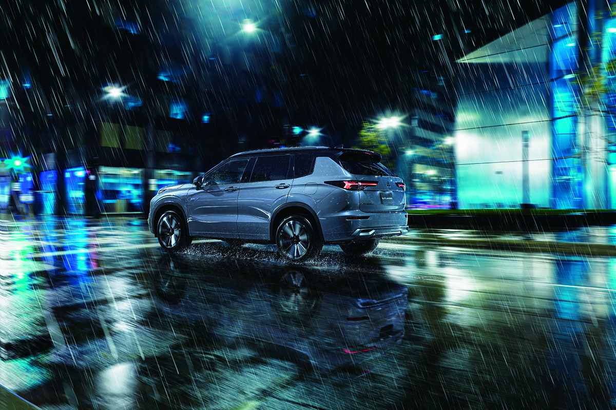【内装の質感アップ】三菱「アウトランダーPHEV」が一部改良。センターコンソールを刷新＆安全機能を強化…価格は529万4300<span class=