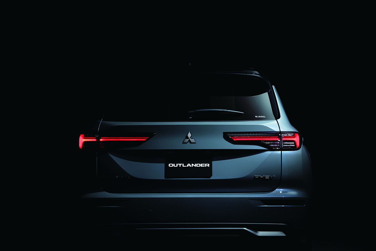 【内装の質感アップ】三菱「アウトランダーPHEV」が一部改良。センターコンソールを刷新＆安全機能を強化…価格は529万4300<span class=