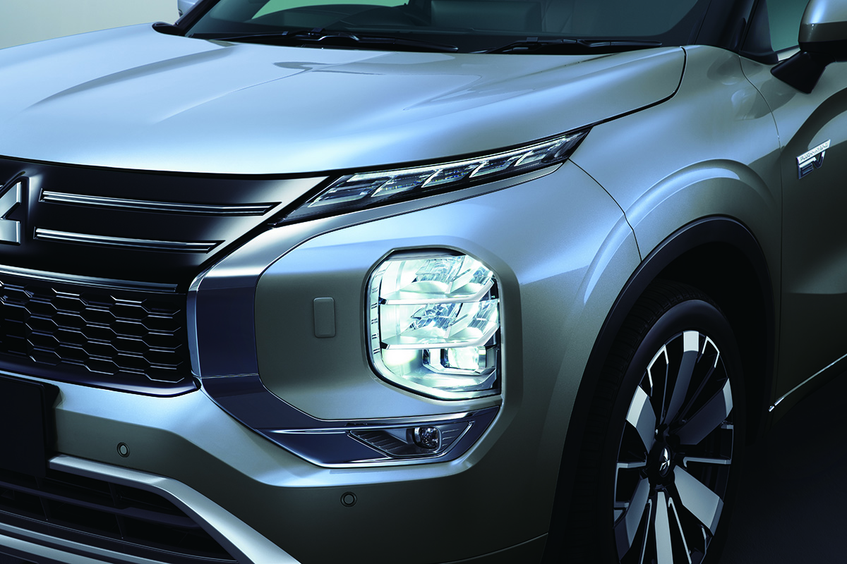 【内装の質感アップ】三菱「アウトランダーPHEV」が一部改良。センターコンソールを刷新＆安全機能を強化…価格は529万4300<span class=