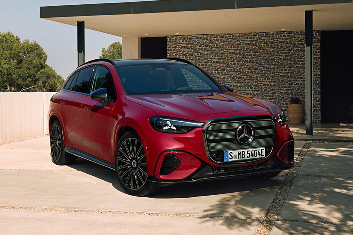 光るグリル、39.1インチ巨大ディスプレイ…新型「GLC」にネットは賛否両論。成功の鍵は「ガソリン車」との優位性に？