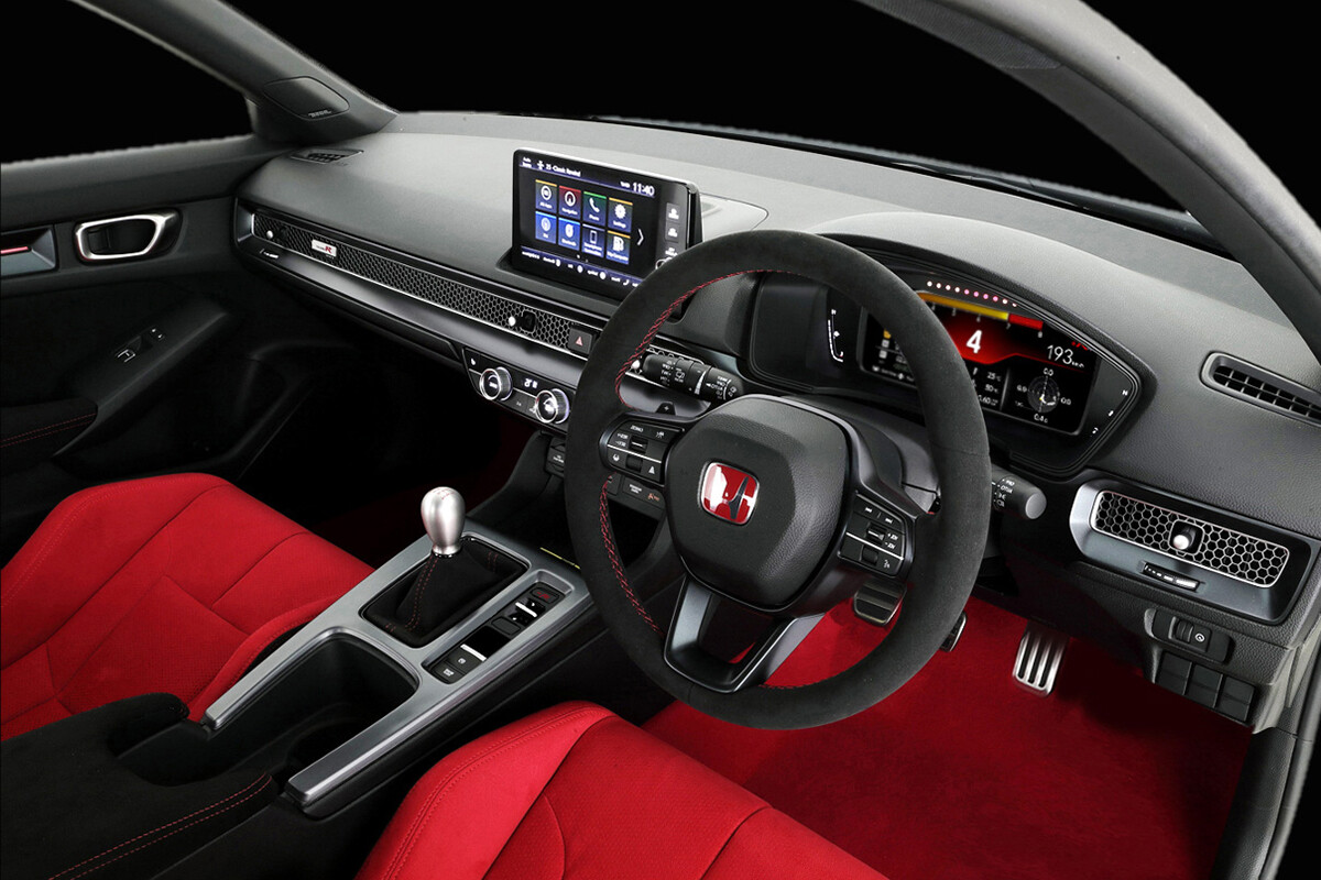 【実際どうなの？】「シビックタイプR」購入者のリアルな本音。走行性能と快適性の両立に賞賛の声…一方スポーツモデルならではの悩みも