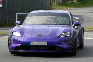 サーキット仕様の「タイカン」がテスト中。夏休み返上のポルシェがEV最速バトルで“打倒シャオミ”を狙う