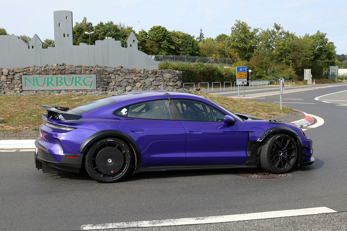 サーキット仕様の「タイカン」がテスト中。夏休み返上のポルシェがEV最速バトルで“打倒シャオミ”を狙う