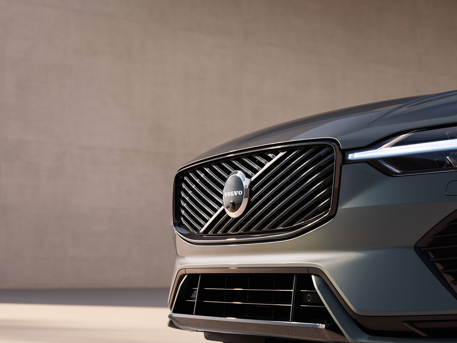 ブラック仕立てのボルボ「XC60 ダークエディション」登場。黒を強調した装備内容と快適シートを採用