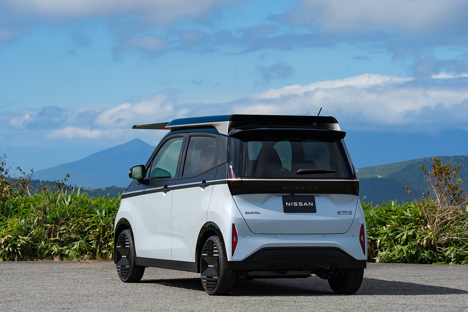 「青空」から電力を得る軽EVを作ってみた！ 日産「サクラ」にスライド式ソーラー搭載した「Ao-Solar Extender」を出展【JMS2025】