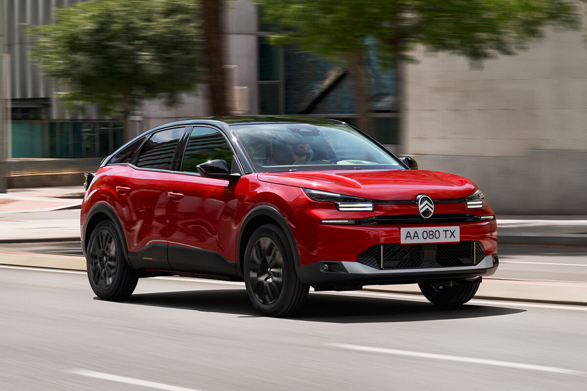 シトロエン「C4」の特別仕様車“エディション ルミエル”登場。専用装備のサンルーフ＆ブラック仕様で448万円から