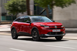 シトロエン「C4」の特別仕様車“エディション ルミエル”登場。専用装備のサンルーフ＆ブラック仕様で448万円から